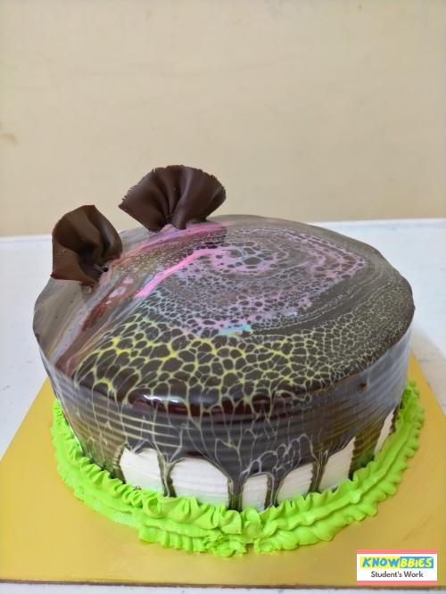 Online Course in  For Birthday Cakes + Fondant Cake : Baking & Icing Video Course (Pre-recorded) in Hindi